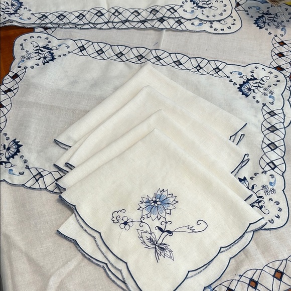 Vintage blue and white floral cotton hand sewn table linen bundle - Picture 1 of 15